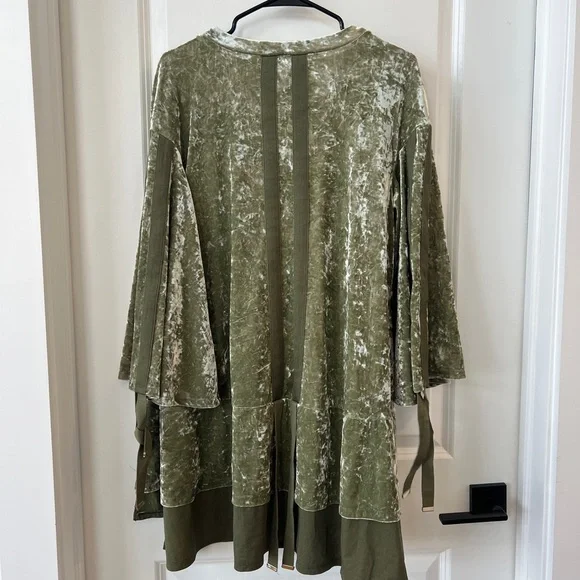 Elegant Green Velvet Dress - Picture 5 of 5